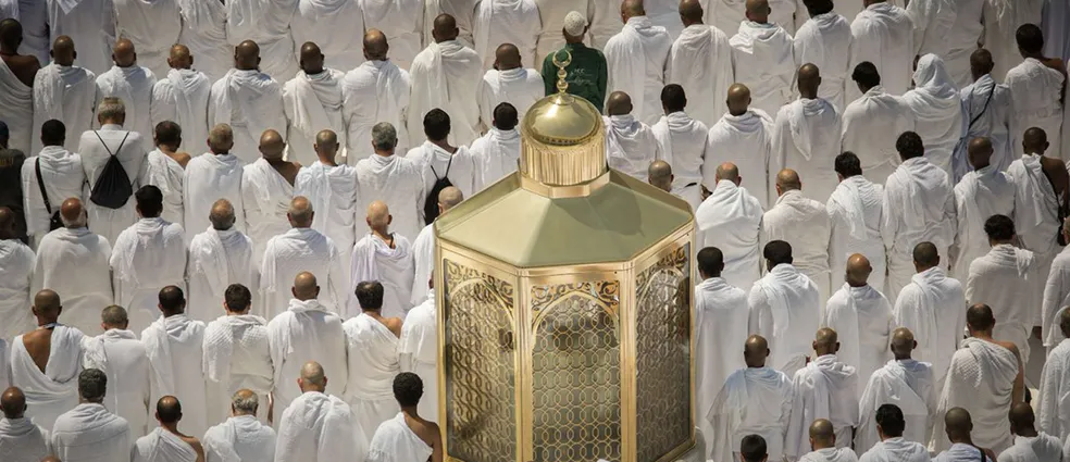 Pilgrims praying two rak’ahs behind Maqam Ibrahim, following the Sunnah of Prophet Muhammad ﷺ during Umrah and Hajj